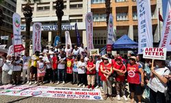 İzmir'de kamu emekçileri, 'tek ayaklı TİS'e' karşı sokağa indi: TİS tiyatroya dönmüştür!