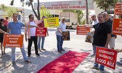 İzmir’de kırmızı halı eylemi: Kooperatif mağdurları cezaevi önünde toplandı