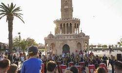 İzmir’de Zafer Bayramı konseri: Vatandaşlar marşlara coşkuyla eşlik etti
