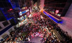Binlerce İzmirli omuz omuza yürüdü, bayram coşkusu sokakları aydınlattı