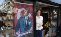 Konak’ta esnafa 30 Ağustos hediyesi: Sokaklar kırmızı beyaza büründü