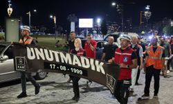 İzmir'de sessiz yürüyüş: Marmara Depremi'nde yitirilen canlar Konak'ta anıldı