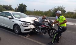 Manisa’da otomobil motosiklete çarptı: Baba ve iki çocuğu yaralandı