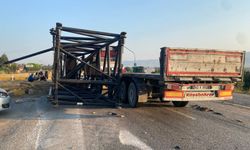 Manisa'da tır ile kamyonet çarpıştı: Demir malzemeler yola savruldu