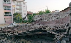 Manisa’da deprem panik yarattı: 6 kişi kaçarken yaralandı