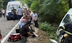 Minibüsü ile otomobil çarpıştı: 15 yaralı