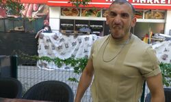 Müşterilerini havlayarak karşılıyor: Genç adam sosyal medyada ünlü oldu!