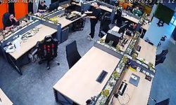Patronu çalışanının kafasına saksı fırlattı: O anlar kamerada