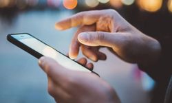 Telefonu nasıl tuttuğunuz sağlığınızı belirliyor! Ortopedi uzmanları uyardı