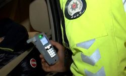 Yolda bakım suyuyla gargara yaptı, alkollü çıktı: Ehliyetine el konuldu!