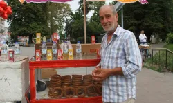 Bir zamanlar ünlü isimlerle sahneye çıkıyordu: Şimdi simit satarak geçiniyor