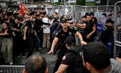 İl Başkanlığı'nda gergin anlar: Polisten CHP'lilere ve gazetecilere sert müdahale