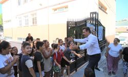 İzmir'de miniklere kırtasiye desteği: Eğitim setleri çocuklara dağıtıldı