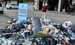İzmir’de çöp krizine pankartlı tepki: Bir düşünün ya bir de ülkeyi yönetselerdi