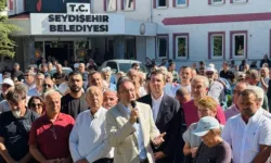 CHP’den AKP’ye geçmişti: Belediye önünde tepki