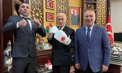 Devlet Bahçeli’den boks eldivenli poz