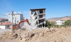 İmar mevzuatına aykırı olarak inşa edilmişti: İzmir'de kaçak bina yıkıldı
