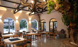 İzmir'de içinde ağaç olan bir kafe: Çay 10, tost 50 TL