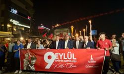 İzmir’in kurtuluşunun 103. yılında fener alayı coşkusu