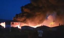 Çanakkale’de hurdalık alev aldı: 2 ev kullanılamaz hale geldi