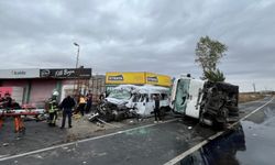 İşçi servisi ile kamyon kafa kafaya çarpıştı: 3 ölü, 9 yaralı