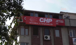 CHP Bahçelievler İlçe Başkanlığı'na "İstanbul İl Başkanlığı" yazısı asıldı
