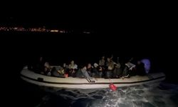 Karaburun'da lastik botta ölümle burun buruna: 33 düzensiz göçmen kurtarıldı