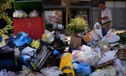 İşçiler iş bıraktı, Karşıyaka'da çöpler yine kaldı