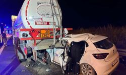 Otomobil park halindeki tankere çarptı: 3 kişi hayatını kaybetti