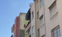 Evini ateşe verip çatıya çıktı: Mahalle ayağa kalktı