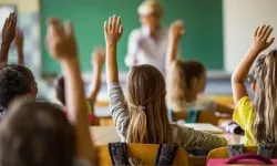 İzmirli velileri şok eden manzara: Çocuklar inşaat ortamında ders yapıyor!