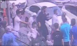 Trafikte inanılmaz anlar: Sinirlerine hakim olamadı motosikletliye çarptı