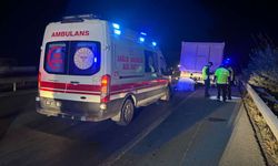 Yol kenarında duran kamyona arkadan çarpan motosikletli öldü