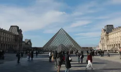 Louvre Müzesi soyuldu: Mücevherleri çalıp kaçtılar!
