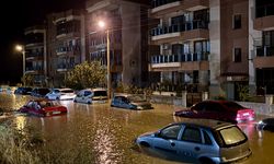 Bergama'da sağanak yağış hayatı olumsuz etkiledi