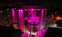 Balçova’da pembe ışıklar kadın sağlığı için yandı
