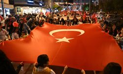 Bornova’da Cumhuriyet coşkusu: 102. yıl ışıklarla kutlandı