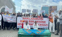 İzmir’de işçilerden tabutlu eylem: Bu kadar kolay mı 2300 işçinin hakkını gasp etmek?