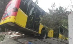 Otobüs istinat duvarında asılı kaldı: Şoföre soruşturma başlatıldı