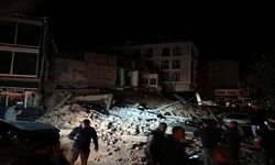 Sındırgı’da 6,1’lik deprem: Hasarlı bina yerle bir oldu