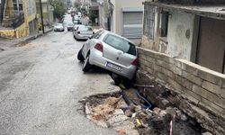 İzmir’de sağanak hayatı felç etti: Yol çöktü, araç yan yattı