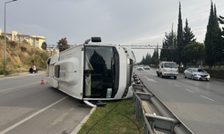 İzmir’de faciadan dönüldü: Midibüs devrildi