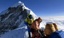Everest Dağı’nda kar fırtınası: 200 dağcı daha güvende!