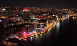 İzmirliler 29 Ekim’i coşkuyla kutladı: Cumhuriyet Meydanı kırmızı-beyaza büründü!