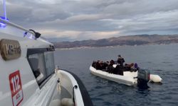 Çeşme açıklarında çok sayıda düzensiz göçmen kurtarıldı