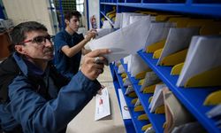 İzmir'de postalar baba oğula emanet: 185 yıllık geleneği iki kuşak birlikte sürdürüyor