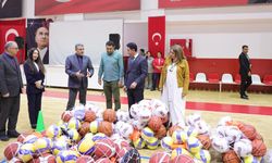 Bayraklı’da okullara spor malzeme desteği