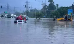 Sağanak kenti fena vurdu! Otoyol kapandı, okullar tatil edildi