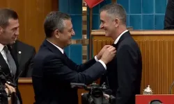 Ümit Dikbayır CHP’ye geçti: Rozetini Özel taktı