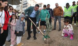 Çiğli’de seferberlik: 400 fidan toprakla buluştu